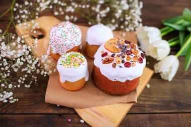 Paskalya bayramı pastası ve renkli yumurtalar Hıristiyan ziyafeti masası sağlıklı yemek üst görünüm fotokopi alanını metin yiyecekleri arka plan kırsal görüntü için ayarlıyor