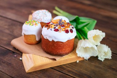 Paskalya bayramı pastası ve renkli yumurtalar Hıristiyan ziyafeti masası sağlıklı yemek üst görünüm fotokopi alanını metin yiyecekleri arka plan kırsal görüntü için ayarlıyor