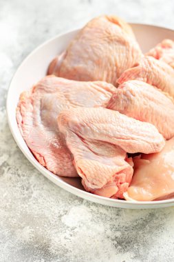 Çiğ tavuk kanatları kümes hayvanları eti parçaları sağlıklı yemek üst görünüm kopya alanı metin gıdaları arka plan kırsal görüntü keto veya paleo diyeti için