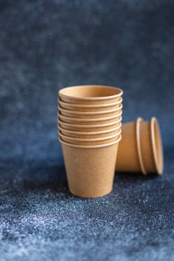 Sıcak içecekler için kağıt bardaklar Sıfır atık tek kullanımlık sofra takımı ECO içecek Sağlıklı yemek manzarası fotokopi alanı sunar