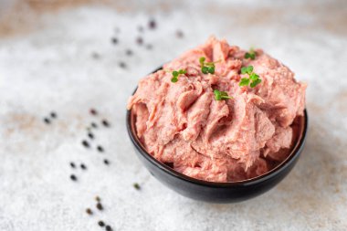 kıymalı hindi veya tavuk öğütülmüş sağlıklı diyet yemek üst görünüm fotokopi alanı metin gıdaları arka plan kırsal görüntü keto veya paleo diyeti için