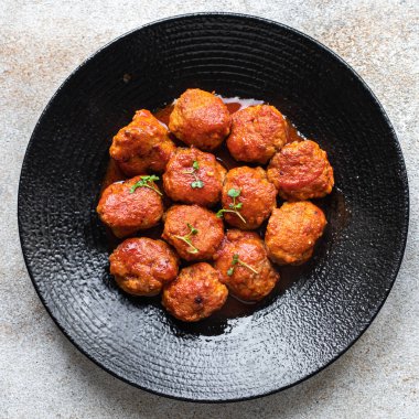 Köfte sosu ikinci tabak sağlıklı diyet yemek üst görünüm metin yiyecekleri arka plan kırsal görüntü için kopyalama alanı