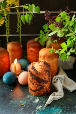 Paskalya pastası. Saki ve kurutulmuş meyveli Paskalya yumurtaları. Hıristiyan ziyafeti.