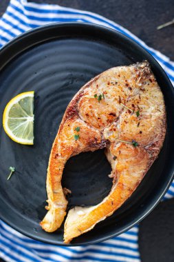 Kızarmış balık sazan balığı ya da gümüş sazan balığı ızgara bbq porsiyon masada sağlıklı yemek üst görünüm fotokopi alanı metin yiyecek arka plan kırsal görüntü için