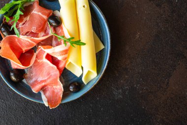 İtalyan Prosciutto Serrano, Bellota, Crudo ya da Parma jambonlu porsiyon masaya. Sağlıklı yemek. Üst görünüm fotokopi alanı.