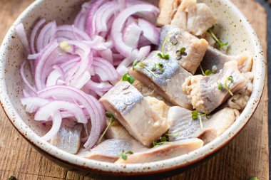 Ringa balığı tuzlu deniz ürünleri iştah açıcı bölüm masada sağlıklı yemek üst görünüm fotokopi alanı metin gıdası arka plan kırsal görüntü için