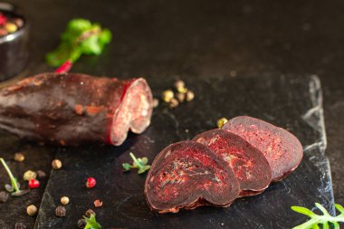 Kuru sığır eti sosisi mahan kurutulmuş at eti aperatifi sağlıklı yemek üst görünüm fotokopi alanı metin yiyecek arka plan kırsal görüntü için