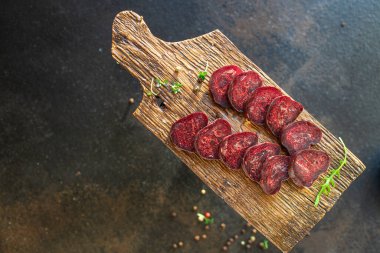 Kuru sığır eti sosisi mahan kurutulmuş at eti aperatifi sağlıklı yemek üst görünüm fotokopi alanı metin yiyecek arka plan kırsal görüntü için