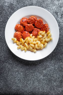 Köfteli makarna sosu. İkinci tabak tabak. Sağlıklı yemek.