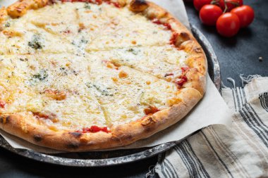 Pizza peynirli peynirli fast food çeşitleri. Masa yemeğinin çeşitli bölümleri. Üst görünüm fotokopi alanı arka planı.