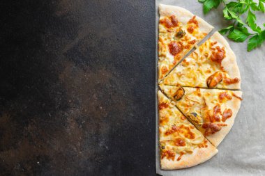 Pizza, deniz ürünleri, midye, karides, mürekkep balığı, deniz sürüngeni sağlıklı yemek.