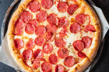 Pizza peyniri, sosis, domates sosu üst görünüm fotokopi alanı arka plan kırsal