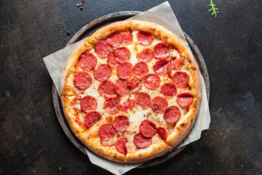 Pizza peyniri, sosis, domates sosu üst görünüm fotokopi alanı arka plan kırsal