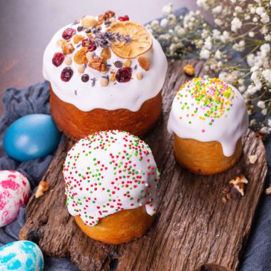 Paskalya bayramı pastası. Renkli yumurtalar. Hristiyan ziyafeti masası. 