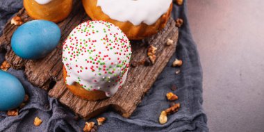 Paskalya bayramı pastası. Renkli yumurtalar. Hristiyan ziyafeti masası. 