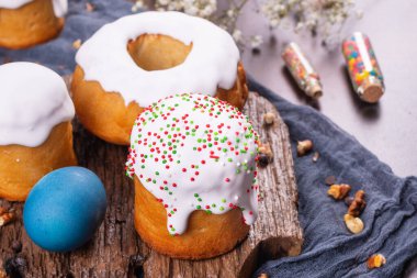 Paskalya bayramı pastası. Renkli yumurtalar. Hristiyan ziyafeti masası. 