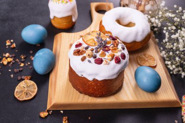 Paskalya bayramı pastası. Renkli yumurtalar. Hristiyan ziyafeti masası. 