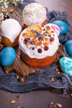 Paskalya bayramı pastası. Renkli yumurtalar. Hristiyan ziyafeti masası. 