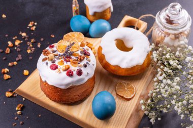 Paskalya bayramı pastası. Renkli yumurtalar. Hristiyan ziyafeti masası. 