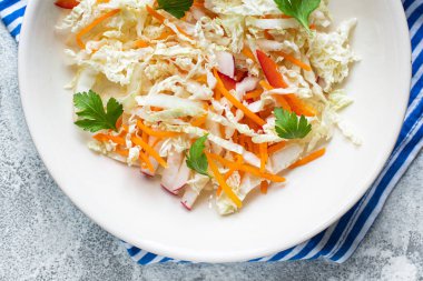 Salata Çin lahana biberi, turp, havuç atıştırmalığı vejetaryen sağlıklı yemek üst görünüm fotokopi alanı arka plan keto veya paleo diyeti 