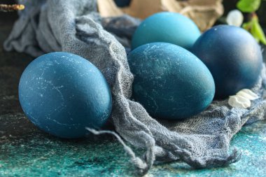 Paskalya yumurtası mevsimi trendi mavi renge boyandı, Paskalya bayramı masa ziyafeti, köy yemeği üst görünümü, uzay yiyecek arka planının kopyası. 