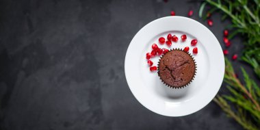 Nar tohumlu çikolatalı kek.