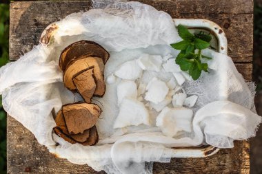 Nane yapraklı hindistan cevizi parçaları