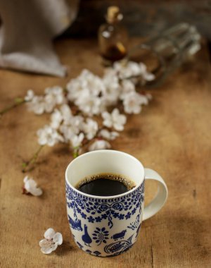 kahve ve çiçek açan ağaç dalı 