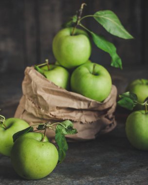 Olgun yeşil elmalar.