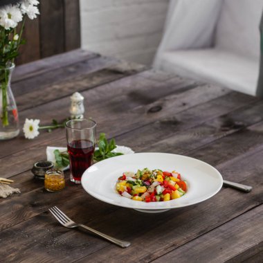 sebzeli salata ve kırmızı şarap.