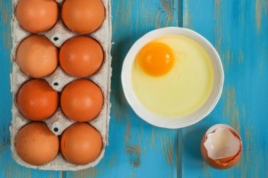 Mavi ahşap arka planda bir kutuda yumurtalar. Üst Manzara. Metin için boş alan. 