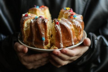 Pasta bisküvisi kremalı taze fırın baba taze porsiyon masanda yemek atıştırmaya hazır arka plandaki uzay yemeği kırsalında. en üstteki görünüm