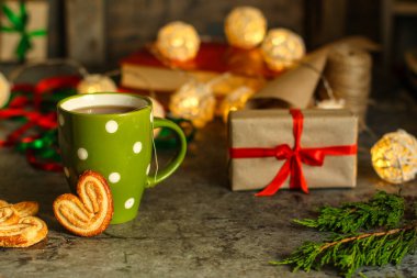 Noel arkaplanındaki bir fincan çayı kapat.