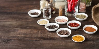 Tahta masadaki çeşitli baharatlar. 