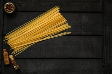 Pişmemiş makarnayı kapat.