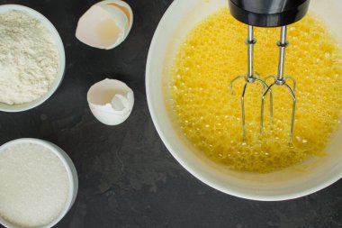 Elmalı turta için hamur hazırlığı