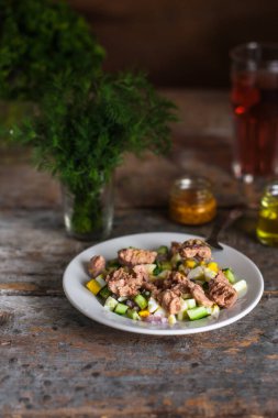 Sebzeli sığır güveci ve ahşap bir arka planda otlar. seçici odak.