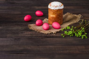 Paskalya pastası ve paskalya yumurtası şenlikli tatlı ikram, kırsal arka plan