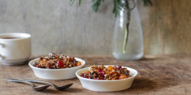 Kurutulmuş böğürtlen, meyve ve fındıklı granola.