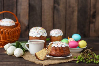 Paskalya pastası ve yumurtalı tatil kompozisyonu