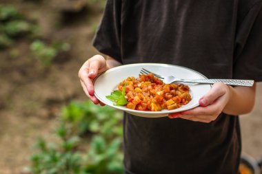 Ellerinizi kapayın ve ellerinizi yahni ile doldurun.