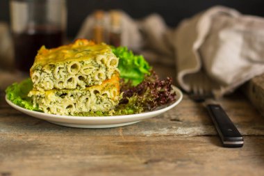 Peynirli ve ıspanaklı lazanya.