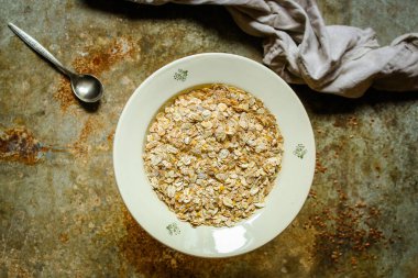 Yulaf gevreği, mısır gevreği, yulaf ezmesi, menü konsepti. yiyecek arka planı. 