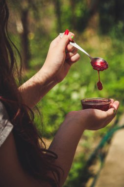 Elinde çay ve bir bardak su tutan bir kadın.