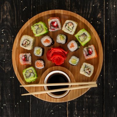 Masada nefis suşi seti, geleneksel Asya mutfağı.