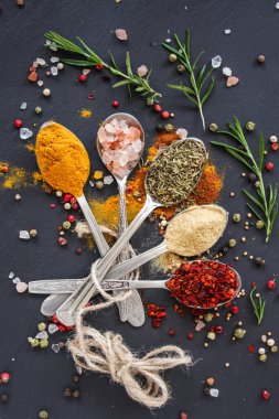 Masadaki çeşitli aromatik baharat ve bitkilerin yakın plan görüntüsü