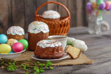 Paskalya pastası ve yumurtalı tatil kompozisyonu