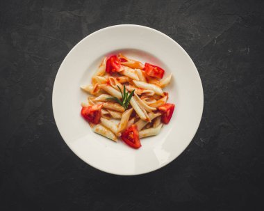 Ketçap kaplı makarna.