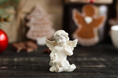 seramik melek ahşap masaya yaklaş.