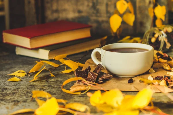 Чай Шоколадными Кусочками Осенних Листьях — стоковое фото